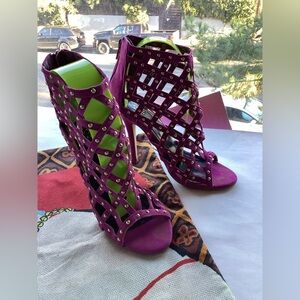 Scene magenta cage with gold studs